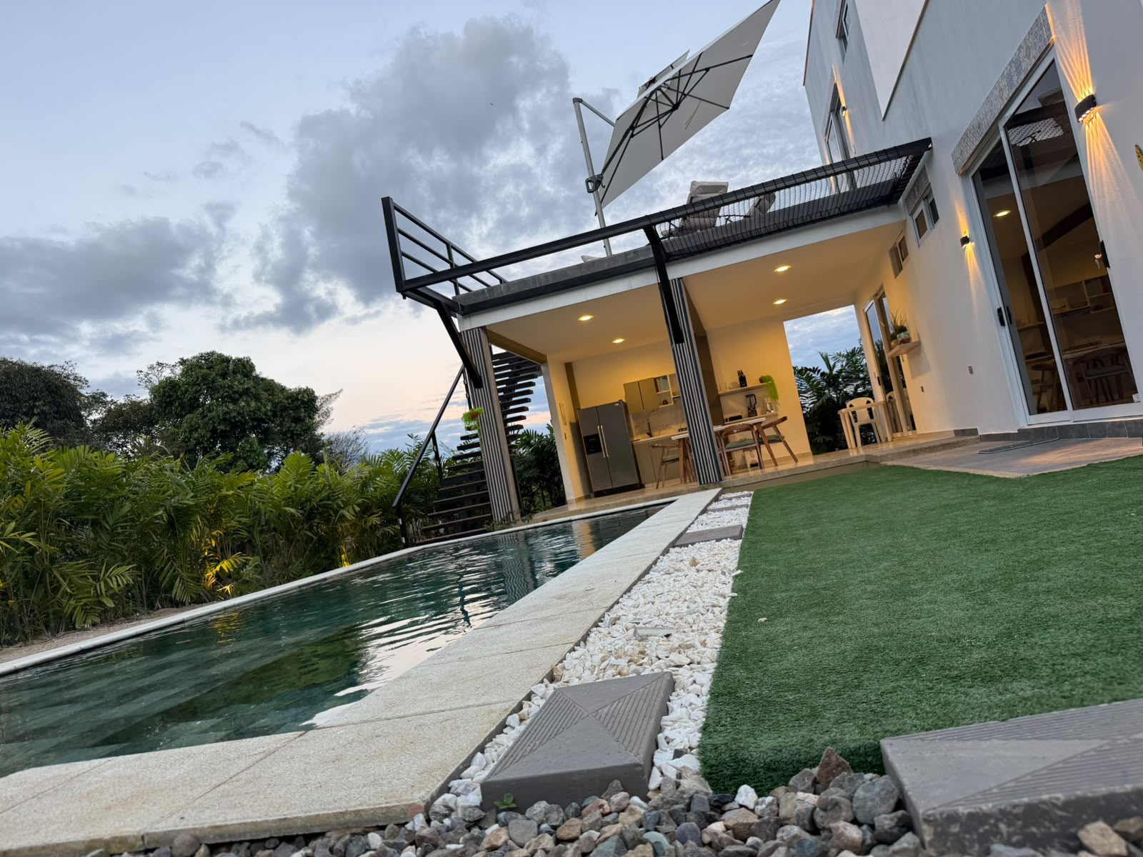 Casa de Diseño Moderno con Piscina Privada | Un espacio creado para desconectarte y disfrutar 24