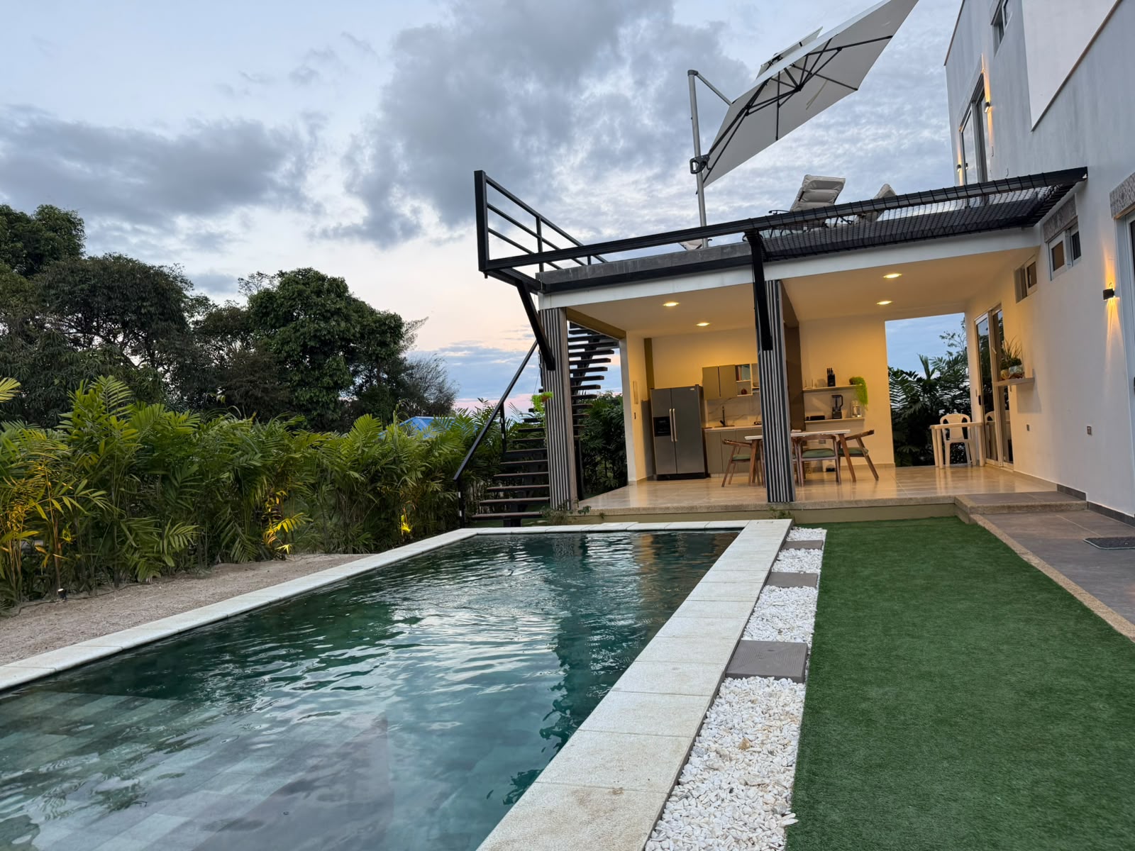 Casa de Diseño Moderno con Piscina Privada | Un espacio creado para desconectarte y disfrutar 25